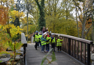 Dzieci z grupy III w parku w Żelazowej Woli